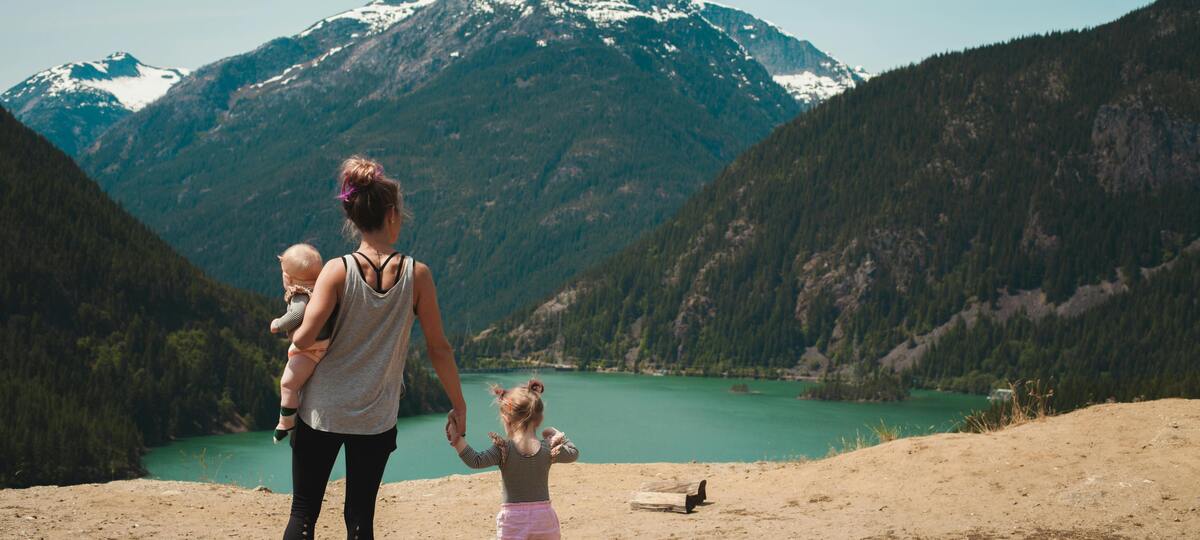 湖の前にたたずむママと子供
