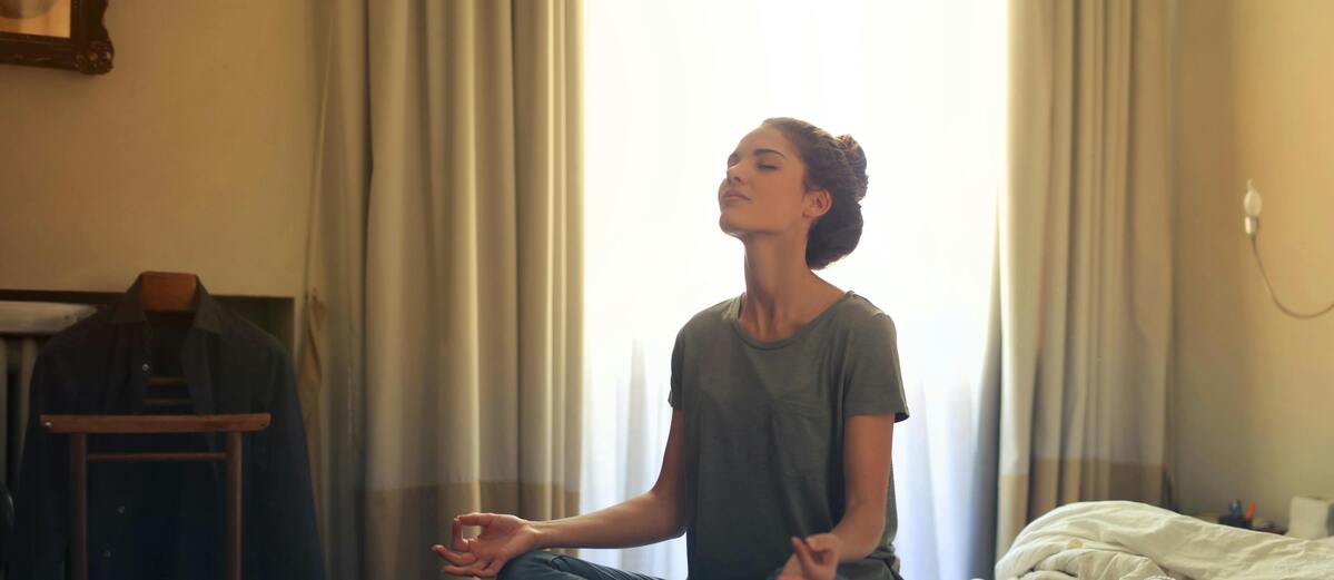 部屋で瞑想する女性